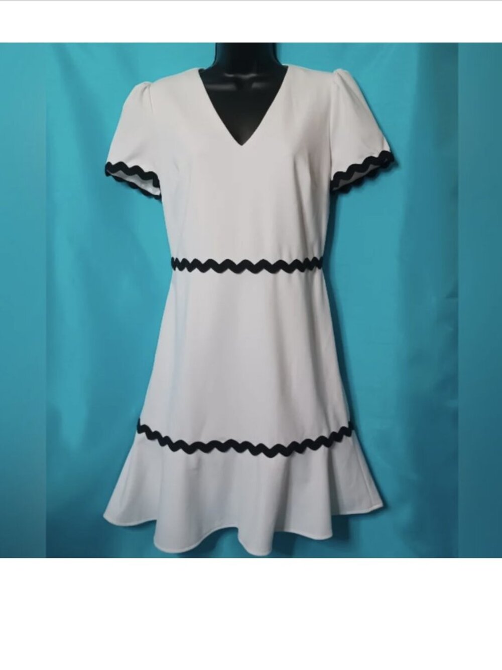 Karl Lagerfeld Women's White V-Neck Mini Dress With Black Trim. Size 4